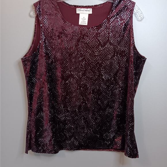 EUC Graver Studio Size M Sleeveless Burgundy Rounded Neck Velour Snake-Skin Top - Picture 1 of 4